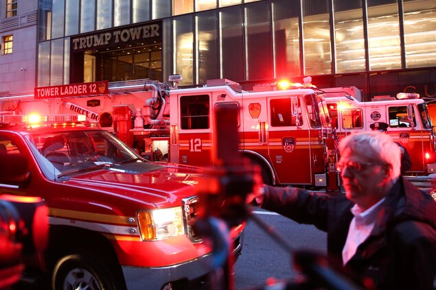 Des camions de pompiers stationnés devant la Trump Tower. Des camions de pompiers stationnés devant la Trump Tower.