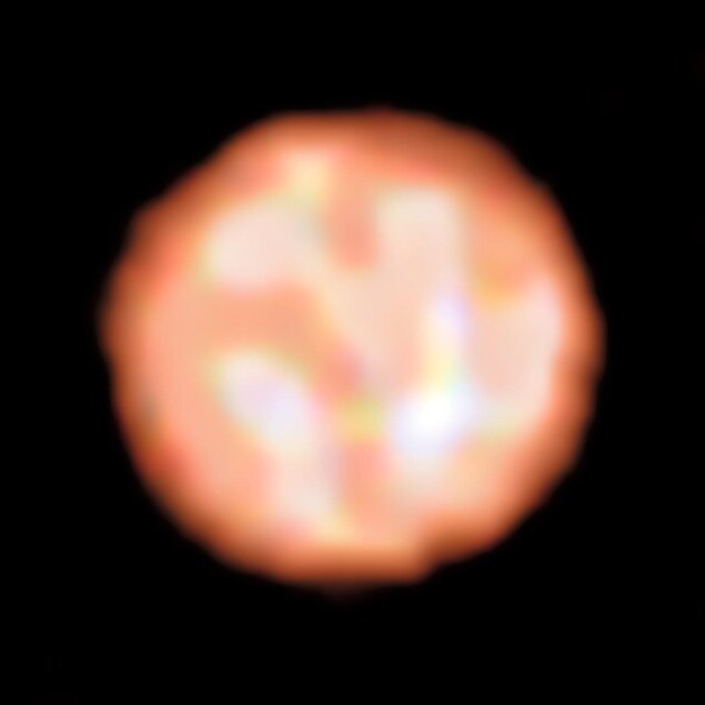 Cette nouvelle image acquise par l’instrument PIONIER révèle la présence de cellules convectives à la surface de l'énorme étoile π1 Gruis. Cette nouvelle image acquise par l’instrument PIONIER révèle la présence de cellules convectives à la surface de l'énorme étoile π1 Gruis.