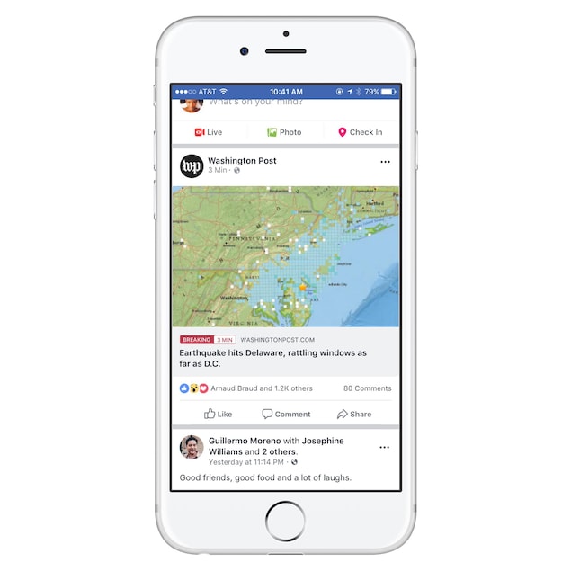 Un cellulaire affiche un fil d'actualité de Facebook avec une publication de dernière heure du Washington Post. Un cellulaire affiche un fil d'actualité de Facebook avec une publication de dernière heure du Washington Post.