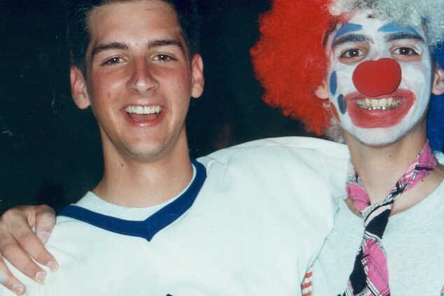 Un des participants est déguisé en clown. Un des participants est déguisé en clown.