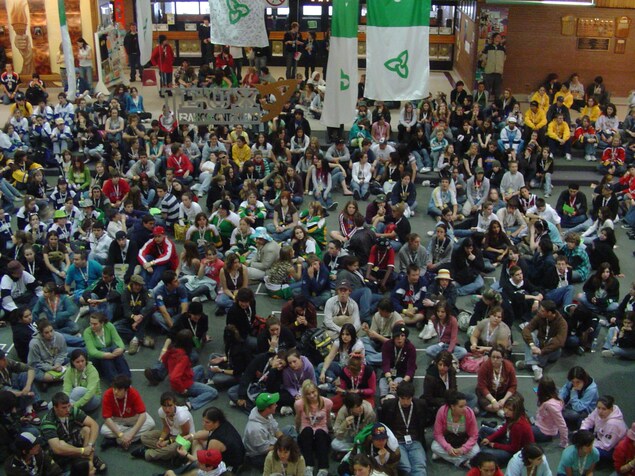 Une foule de jeunes spectateurs assis dans le hall d'une école. Une foule de jeunes spectateurs assis dans le hall d'une école.