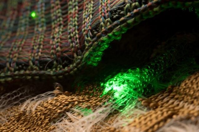 Des dispositifs optoélectroniques semi-conducteurs ont été intégrés dans les fibres. Des dispositifs optoélectroniques semi-conducteurs ont été intégrés dans les fibres.
