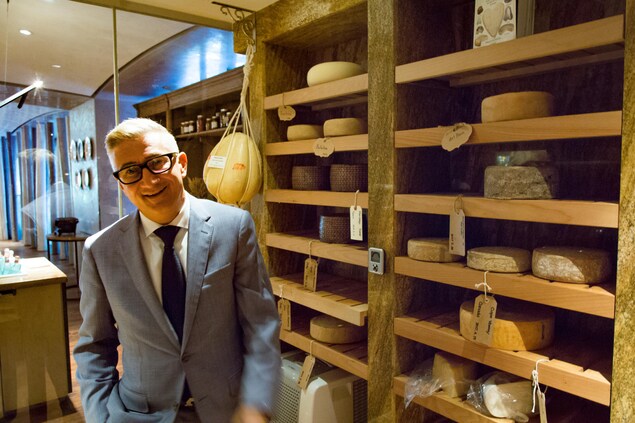 Un homme entouré de plusieurs fromages Un homme entouré de plusieurs fromages