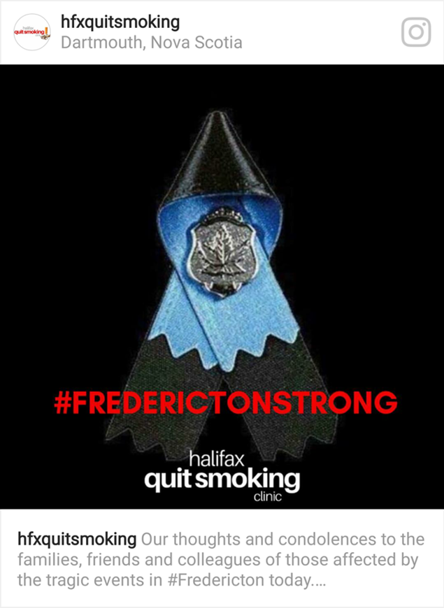 Une image d'un ruban bleu avec le mot-clic #FrederictonStrong. Une image d'un ruban bleu avec le mot-clic #FrederictonStrong.