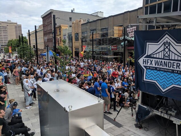 Foule regardant le match Croatie-France sur la rue Argyle à Halifax le 15 juillet 2018. Foule regardant le match Croatie-France sur la rue Argyle à Halifax le 15 juillet 2018.
