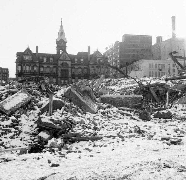 Démolition en 1968 à l'endroit où a été érigé le Square Scotia, juste au sud de l'échangeur Cogswell. Démolition en 1968 à l'endroit où a été érigé le Square Scotia, juste au sud de l'échangeur Cogswell.