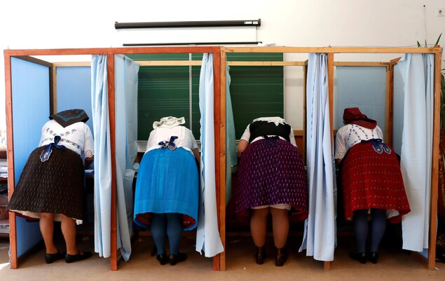 Des femmes votent à Veresegyhaz, en Hongrie. Des femmes votent à Veresegyhaz, en Hongrie.