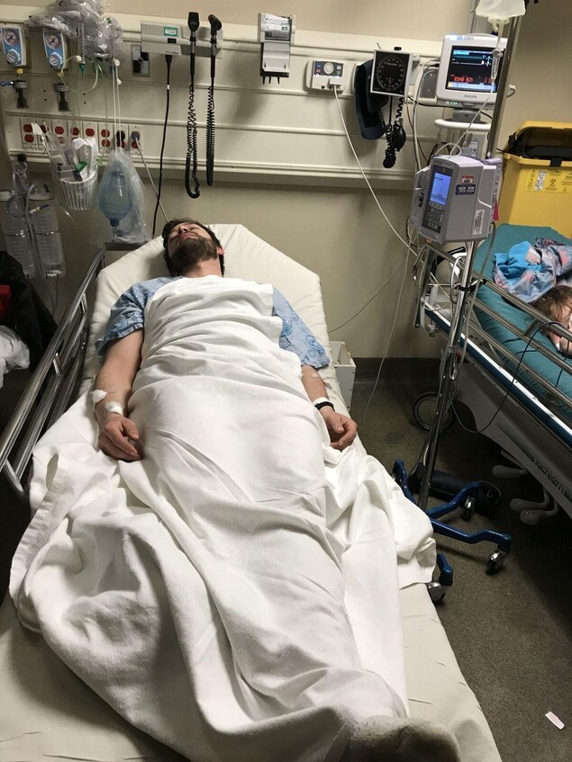 Un homme étendu sur un lit dans un hôpital. Un homme étendu sur un lit dans un hôpital.