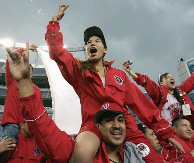 Des joueuses de basketball défilent sur les épaules de membres de la délégation du Wisconsin. Des joueuses de basketball défilent sur les épaules de membres de la délégation du Wisconsin.