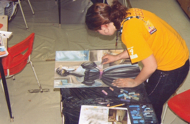 L'artiste est penchée sur son tableau, un batonnet de pastel à la main. Sur le tableau, on aperçoit une jeune femme vêtue d'une robe élégante qui regarde par la fenêtre un voilier qui vogue à l'horizon. L'artiste est penchée sur son tableau, un batonnet de pastel à la main. Sur le tableau, on aperçoit une jeune femme vêtue d'une robe élégante qui regarde par la fenêtre un voilier qui vogue à l'horizon.