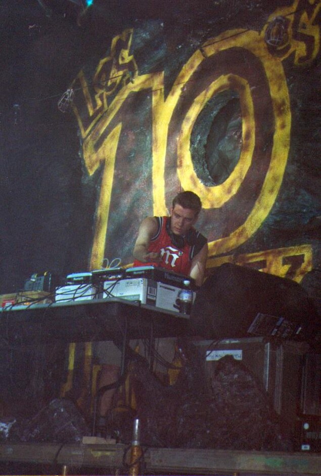 Un jeune disc jockey derrière ses platines. Derrière lui, une affiche où on peut lire Les 10es. Un jeune disc jockey derrière ses platines. Derrière lui, une affiche où on peut lire Les 10es.