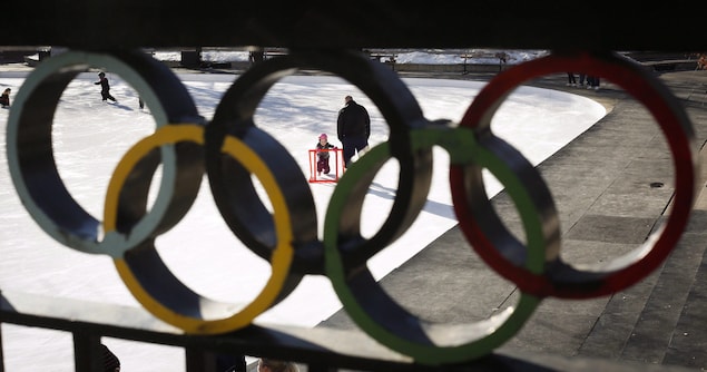 Une jeune fille apprend à patiner à la Place olympique de Calgary. Une jeune fille apprend à patiner à la Place olympique de Calgary.