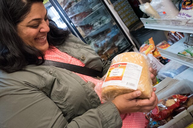 Une femme tient un produit Une femme tient un produit
