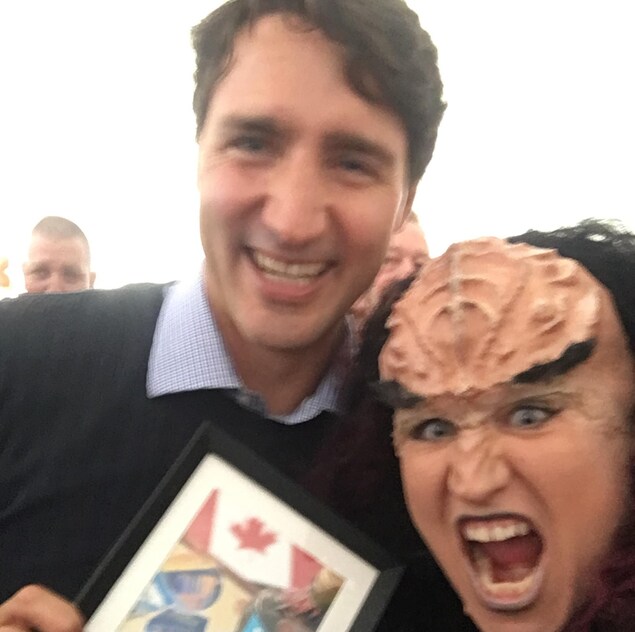 Le premier ministre Justin Trudeau avec une personne déguisée en klingon Le premier ministre Justin Trudeau avec une personne déguisée en klingon