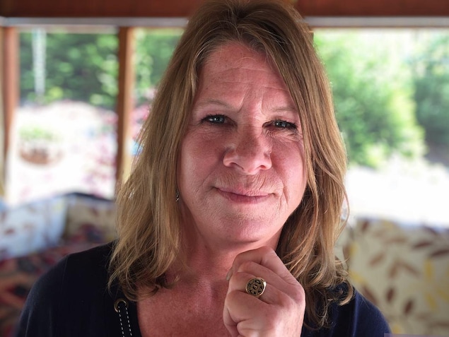 Kathy Symington montre la bague reçue pour ses 18 années au service d'incendie d'Halifax. Kathy Symington montre la bague reçue pour ses 18 années au service d'incendie d'Halifax.