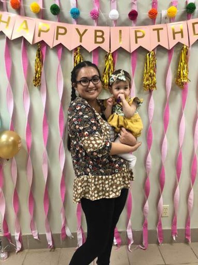 La mère et sa jeune fille lors de son anniversaire. La mère et sa jeune fille lors de son anniversaire.