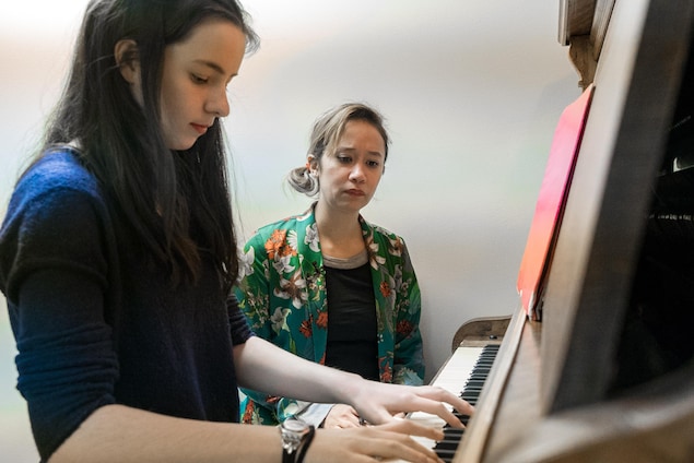 Laurence Giroux-Do donne un cours de piano à une élève de 12 ans, Valentine Chapus, à l’École de musique enchantée. Laurence Giroux-Do donne un cours de piano à une élève de 12 ans, Valentine Chapus, à l’École de musique enchantée.