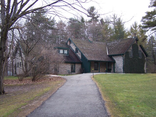 La maison vue de l'extérieur en automne. La maison vue de l'extérieur en automne.