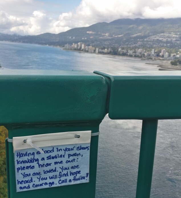 Une note en anglais où il est écrit « J'ai marché dans tes souliers, j'ai connu une douleur similaire, s'il-te-plait, écoute moi : tu es aimé. Tu es écouté. Tu trouveras de l'espoir et du courage ». Une note en anglais où il est écrit « J'ai marché dans tes souliers, j'ai connu une douleur similaire, s'il-te-plait, écoute moi : tu es aimé. Tu es écouté. Tu trouveras de l'espoir et du courage ».