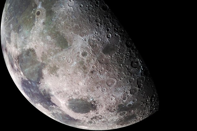 La surface de la Lune telle qu'observée par la sonde Galileo en 1992. La surface de la Lune telle qu'observée par la sonde Galileo en 1992.