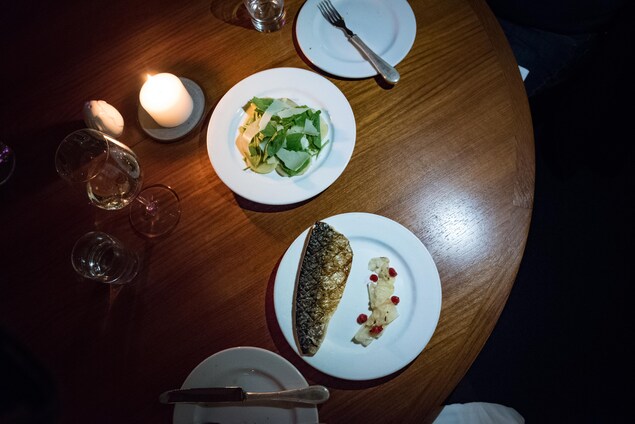 Deux plats sur une table pris en plongée Deux plats sur une table pris en plongée