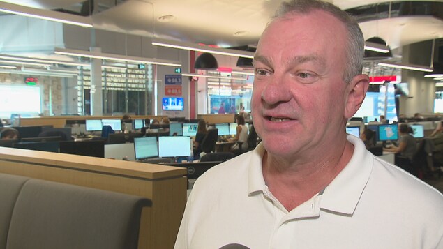 Mario Nadeau, planificateur financier, répond aux questions du journaliste. Mario Nadeau, planificateur financier, répond aux questions du journaliste.