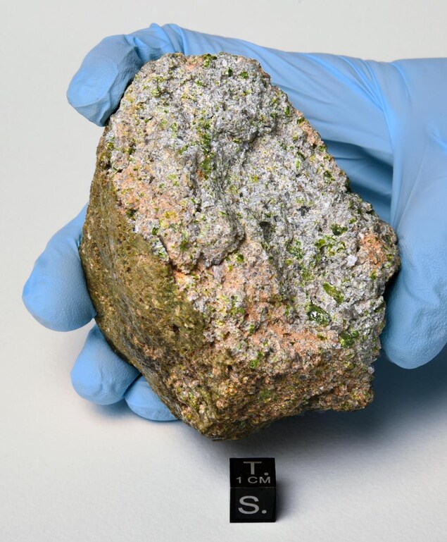 Une roche avec des cristaux verts. Une roche avec des cristaux verts.