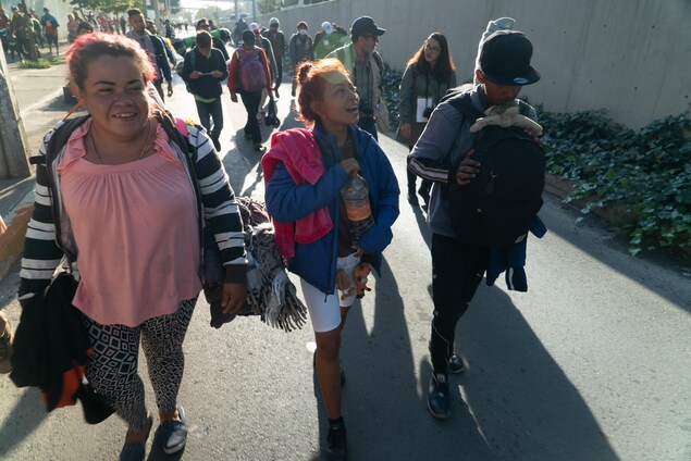 Un groupe de migrants marche. Un groupe de migrants marche.