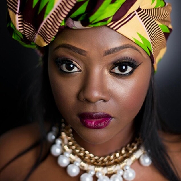 Photo de la chanteuse qui porte un foulard coloré. Photo de la chanteuse qui porte un foulard coloré.