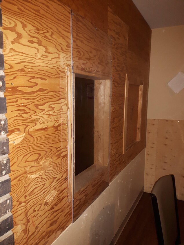 Un mur en contreplaqué. Un mur en contreplaqué.