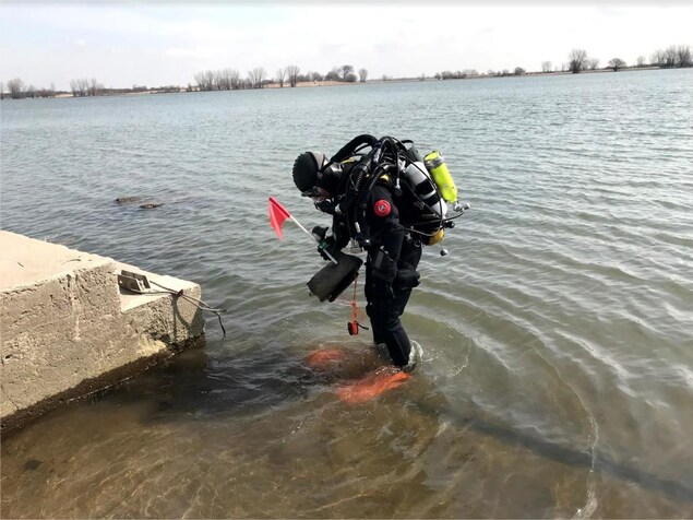Nathalie Lasselin avec son équipement au bord du fleuve Saint-Laurent. Nathalie Lasselin avec son équipement au bord du fleuve Saint-Laurent.