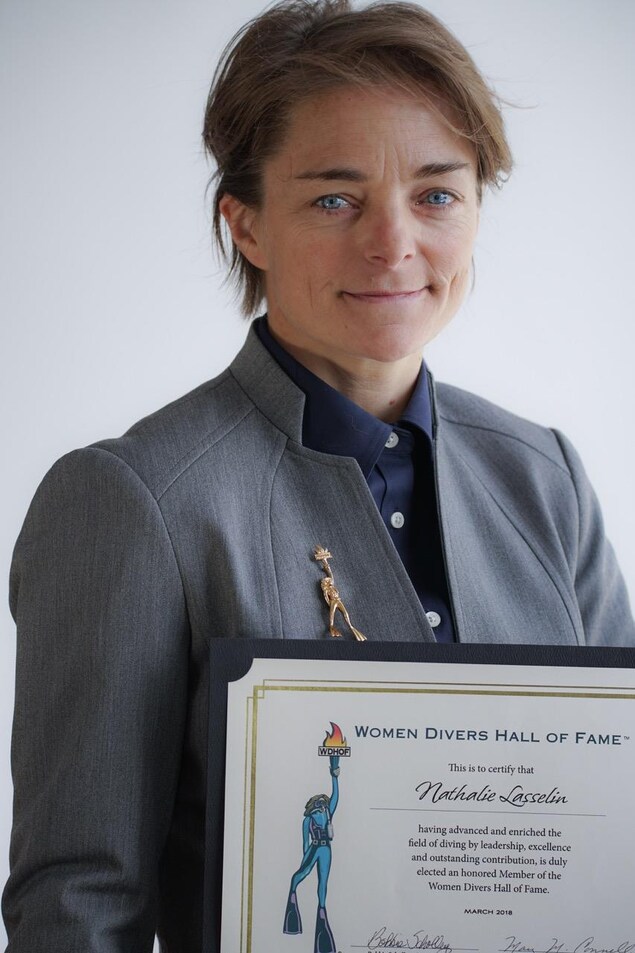 Nathalie Lasselin avec son titre au temple de la renommée des plongeuses. Nathalie Lasselin avec son titre au temple de la renommée des plongeuses.