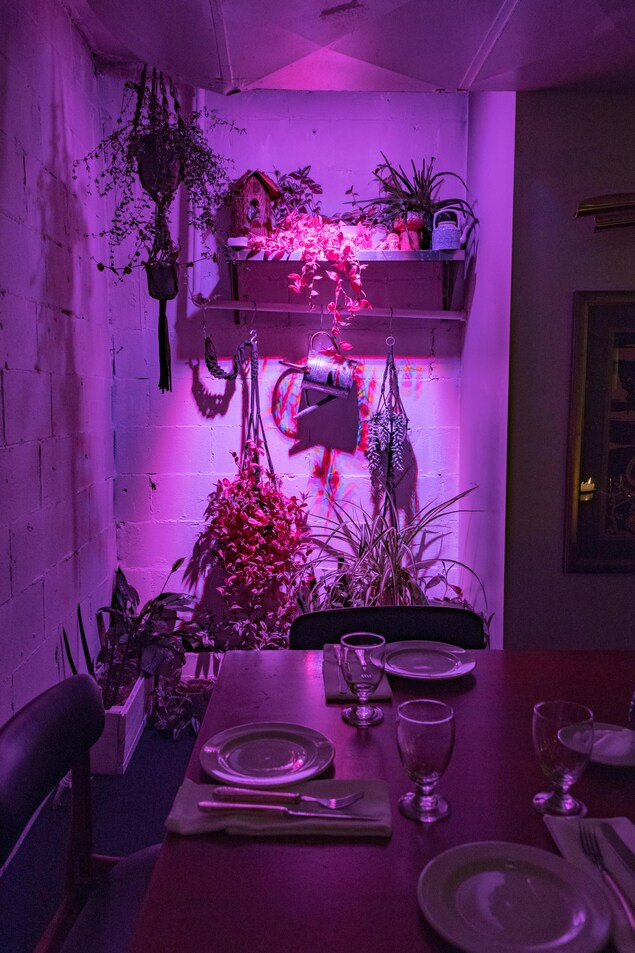 Une table mise et une nature morte au mur Une table mise et une nature morte au mur