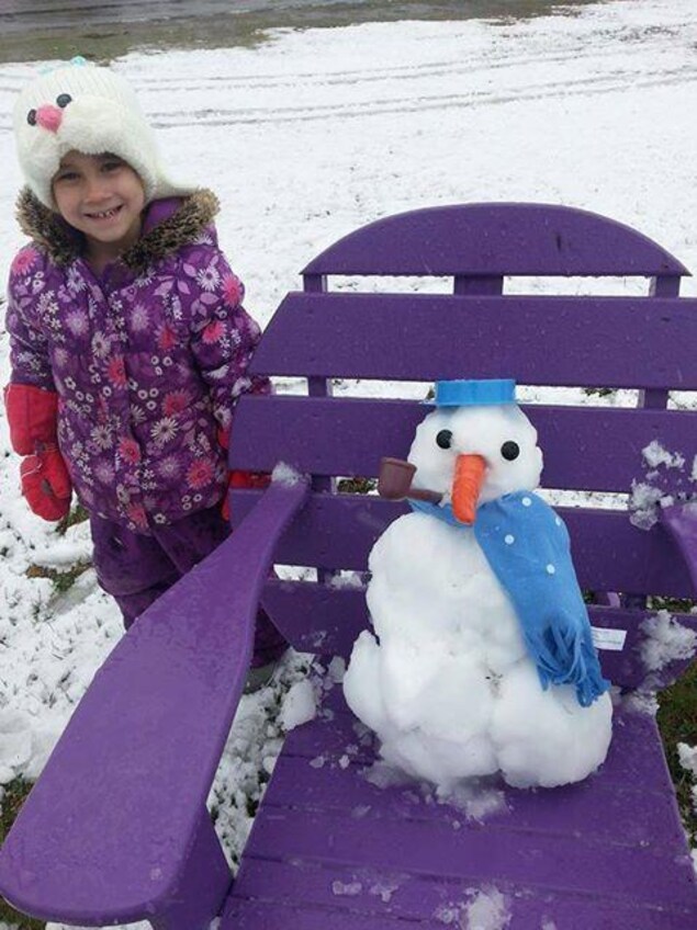 La petite Alexanne a même profité de la neige tardive pour faire un petit bonhomme de neige. La petite Alexanne a même profité de la neige tardive pour faire un petit bonhomme de neige.