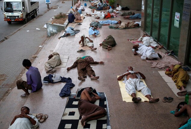 Certains habitants de Karachi dorment dans la rue. Certains habitants de Karachi dorment dans la rue.