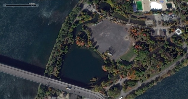 Cette photo satellite nous permet de déterminer qu'une importante surface asphaltée se trouvait à quelques mètres du site en question. Cette photo satellite nous permet de déterminer qu'une importante surface asphaltée se trouvait à quelques mètres du site en question.