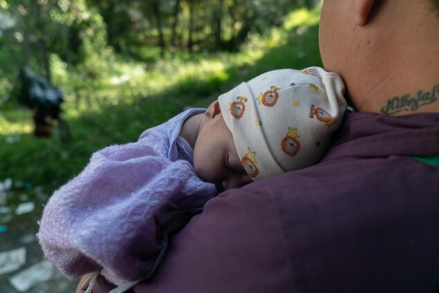 Un père et sa fille dans les bras. Un père et sa fille dans les bras.