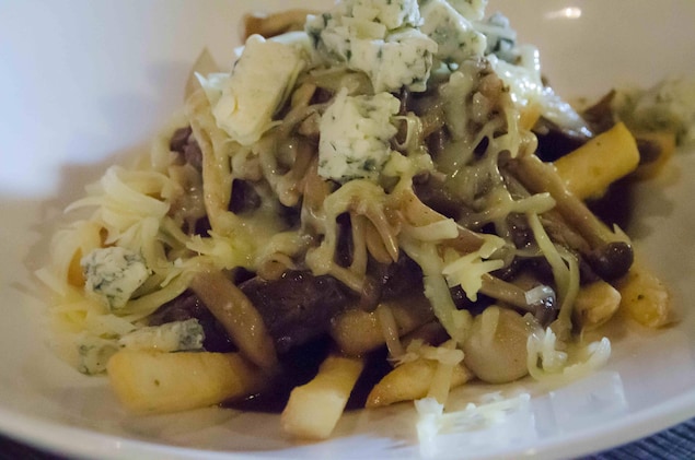 Une poutine au fromage bleu Une poutine au fromage bleu