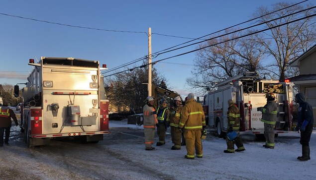 Pompiers et camions de pompiers. Pompiers et camions de pompiers.