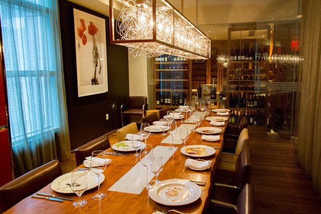 Une table dans un restaurant Une table dans un restaurant