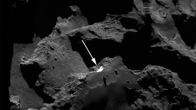 Le matériau glacé fraîchement exposé sur la paroi d’une falaise est six fois plus brillant que les terrains très sombres du reste de la comète. Le matériau glacé fraîchement exposé sur la paroi d’une falaise est six fois plus brillant que les terrains très sombres du reste de la comète.
