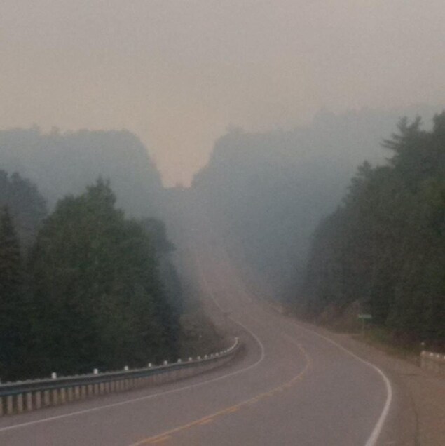 Une route couverte d'un nuage de fumée. Une route couverte d'un nuage de fumée.