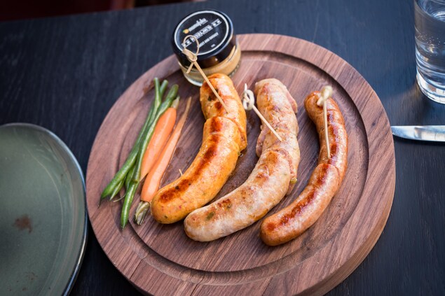 Trois saucisses sur un plateau Trois saucisses sur un plateau
