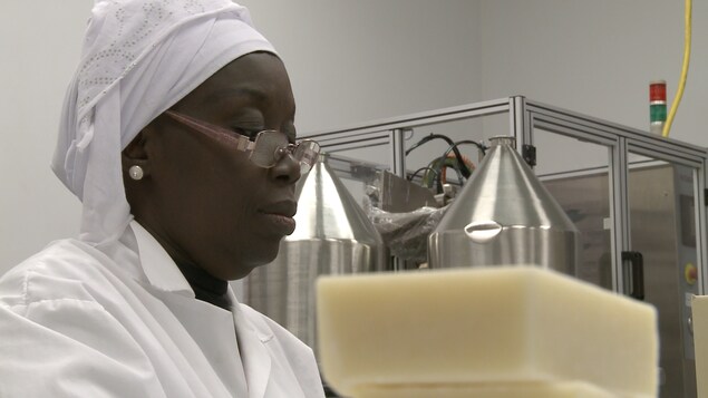 Thioro Fall est venue perfectionner ses techniques de fabrication de savon auprès de l'entreprise Green Beaver, de Hawkesbury, en Ontario. Thioro Fall est venue perfectionner ses techniques de fabrication de savon auprès de l'entreprise Green Beaver, de Hawkesbury, en Ontario.