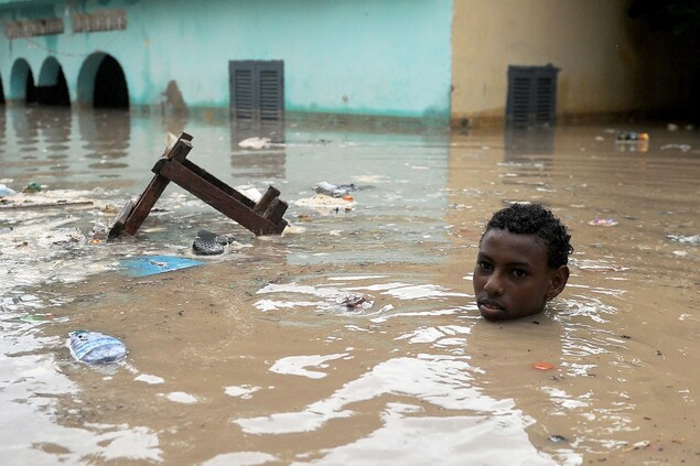 Un garçon nage dans l'eau qui inonde une rue de Mogadiscio. Un garçon nage dans l'eau qui inonde une rue de Mogadiscio.