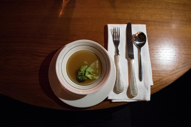 Un plat et des couverts Un plat et des couverts
