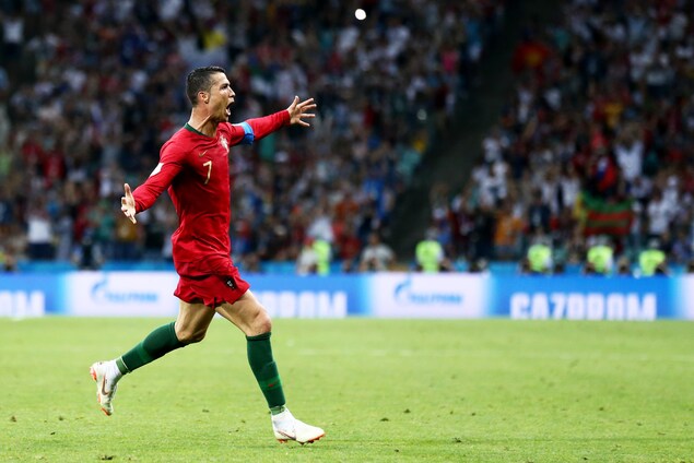 Cristiano Ronaldo célèbre sur le terrain après avoir marqué un but contre l'Espagne lors d'un match de la Coupe du monde de soccer, à Sotchi, en Russie. Cristiano Ronaldo célèbre sur le terrain après avoir marqué un but contre l'Espagne lors d'un match de la Coupe du monde de soccer, à Sotchi, en Russie.