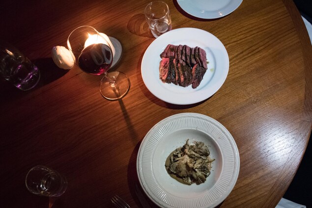 Deux plats sur une table Deux plats sur une table