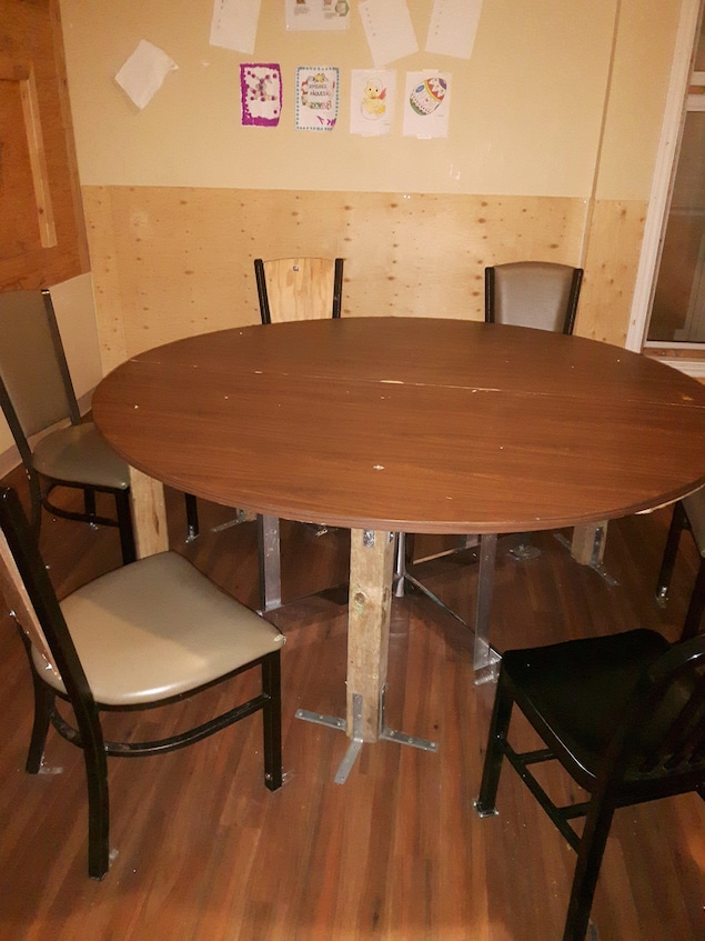 Les pieds de la table et des chaises sont vissés au sol. Les pieds de la table et des chaises sont vissés au sol.