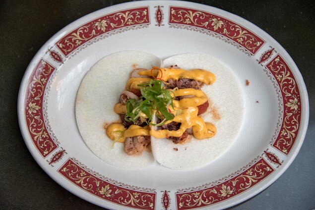Deux tacos sur une assiette Deux tacos sur une assiette